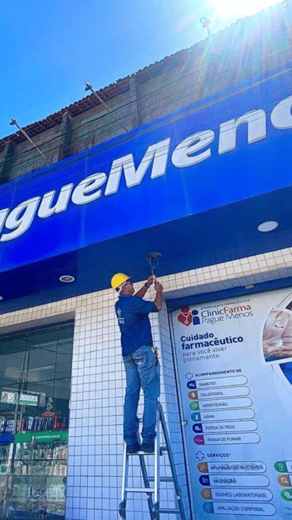 Técnico JHS realizando serviço elétrico