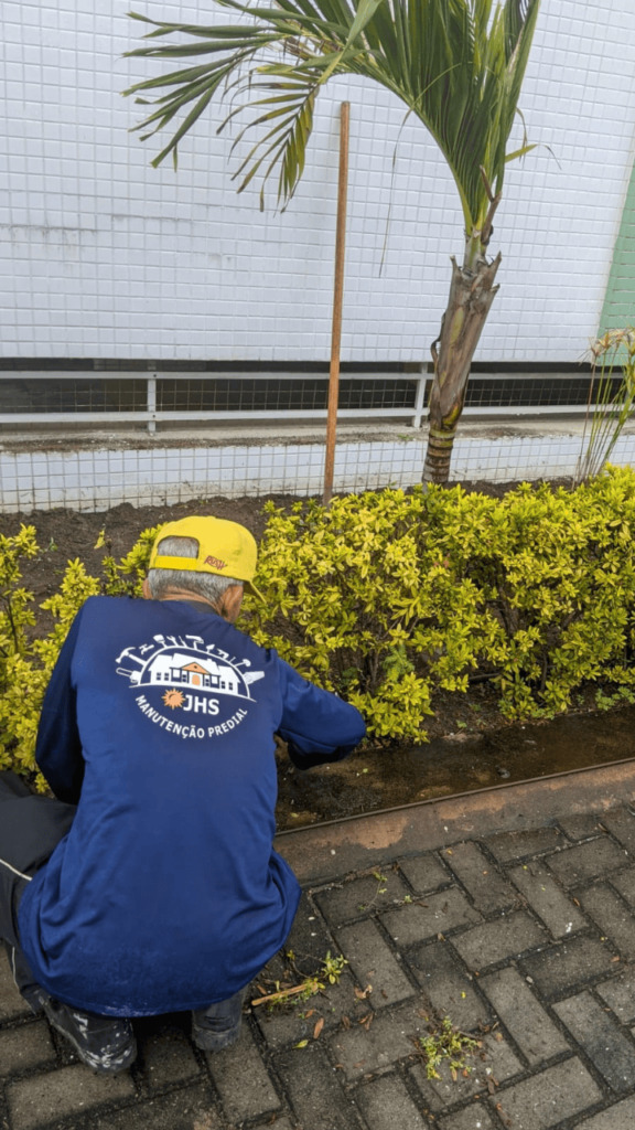 Técnico JHS realizando serviço de jardinagem