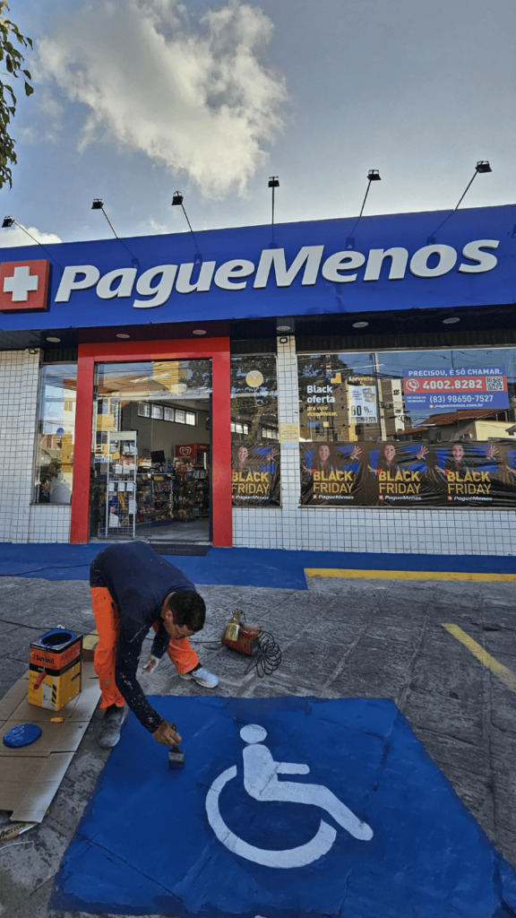 Técnico JHS realizando serviço de pintura